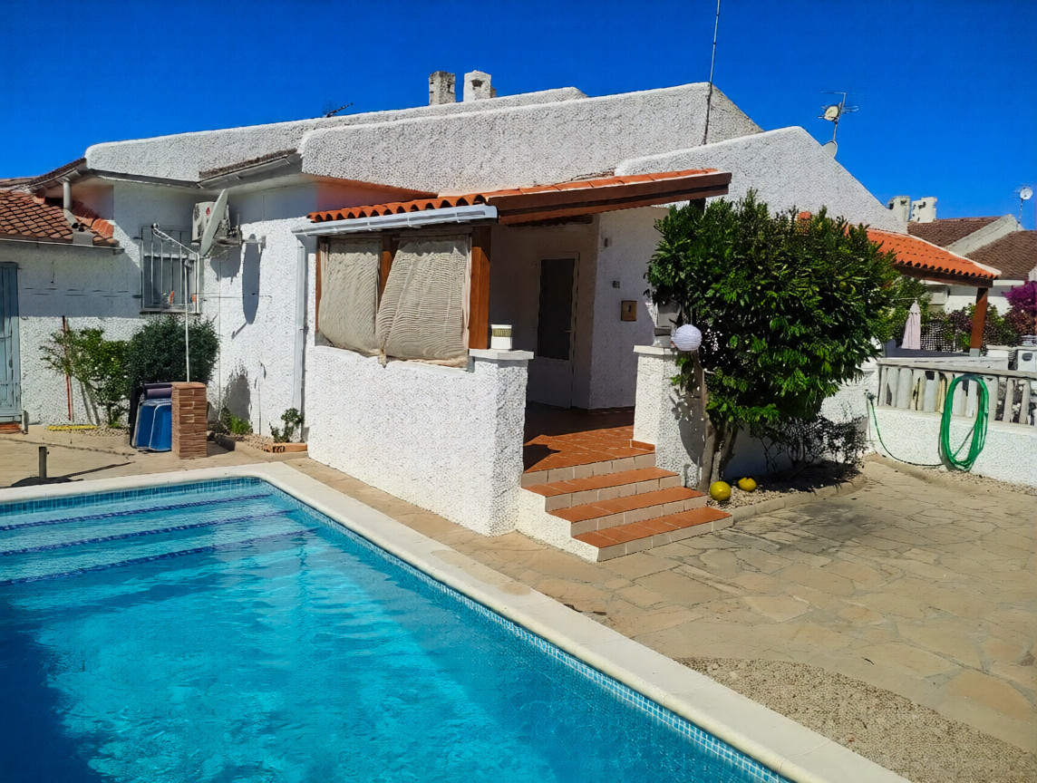 Gesamtansicht des Ferienhauses La Casita mit Privatpool in Riumar